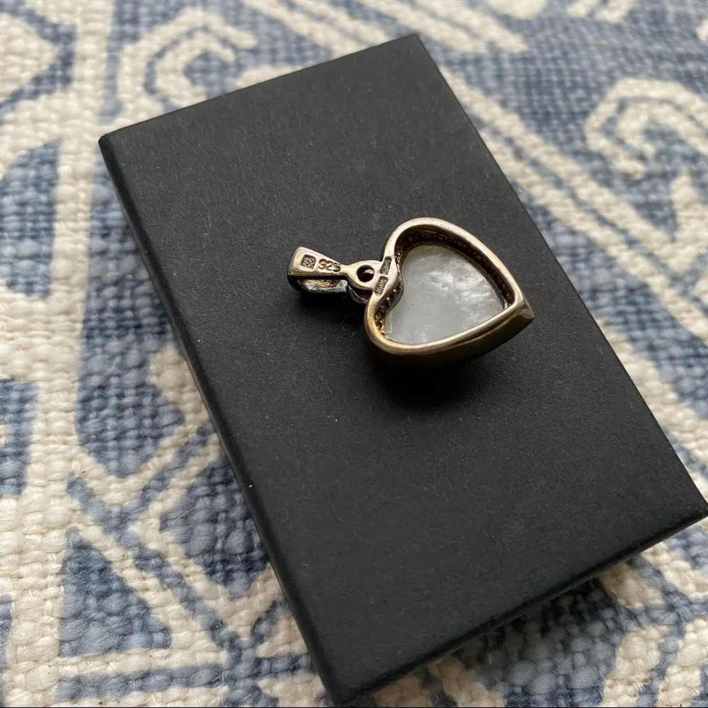 Vintage 925 SS Mother of Pearl Heart pendant with Ruby Diamond. - Picture 10 of 10